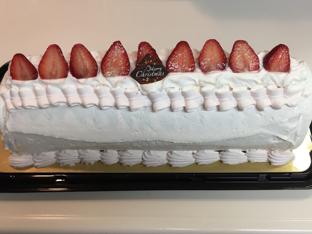コストコのクリスマスケーキ長さ33cmのビッグロール値段2480円でお得 バブル世代主婦のハッピーライフ